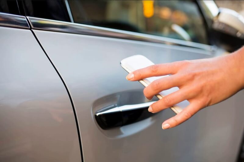С технологией Hyundai Digital Key водители могут использовать смартфон, чтобы открыть автомобильную дверь.